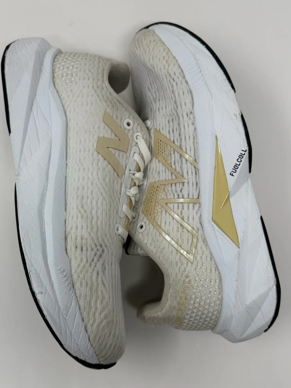 Women’s New Balance Cream & Gold Running Sneakers Boston college sz. 7.5